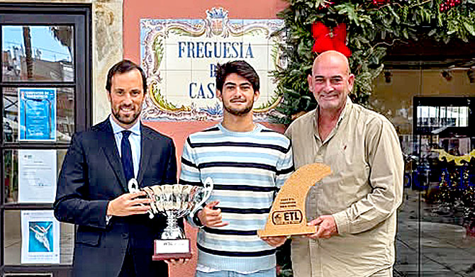 António Dantas na Freguesia de Cascais com o troféu de campeão da Europa(T)