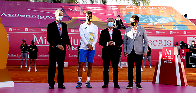 Vinolas recebeu de Carlos Carreiras troféu de campeão da 6.ª edição do “Estoril Open”(T)